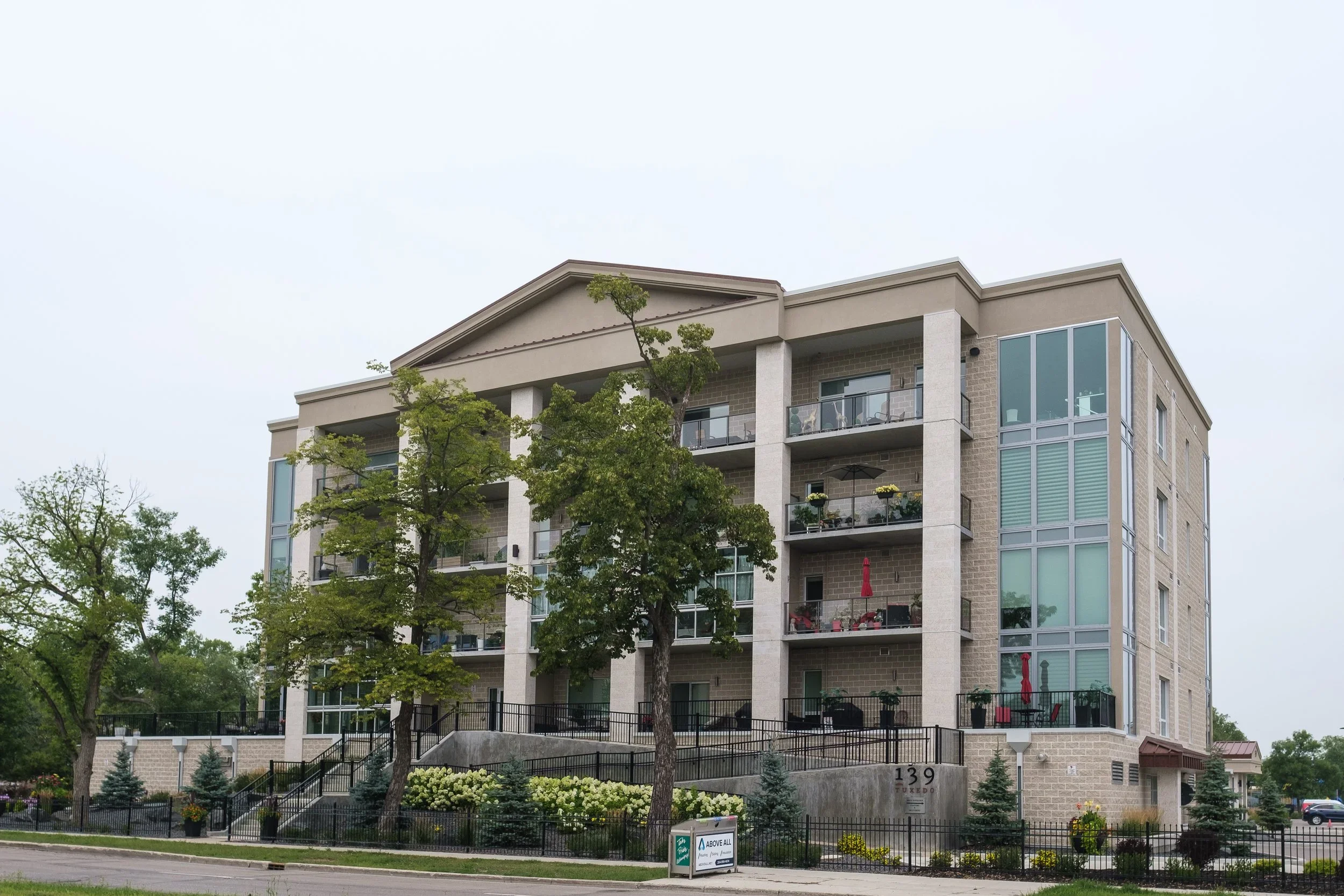 A front picture of 139 Tuxedo Avenue in Winnipeg, Manitoba.