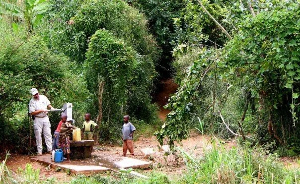 Hand pump in Liberia.jpg