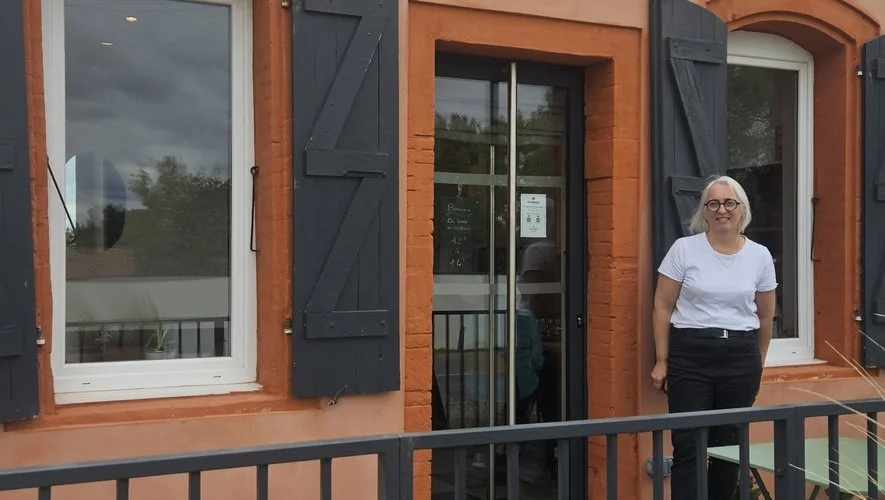 Patricia Sainte Marie, devant son restaurant "Fringale" à Vallesvilles.