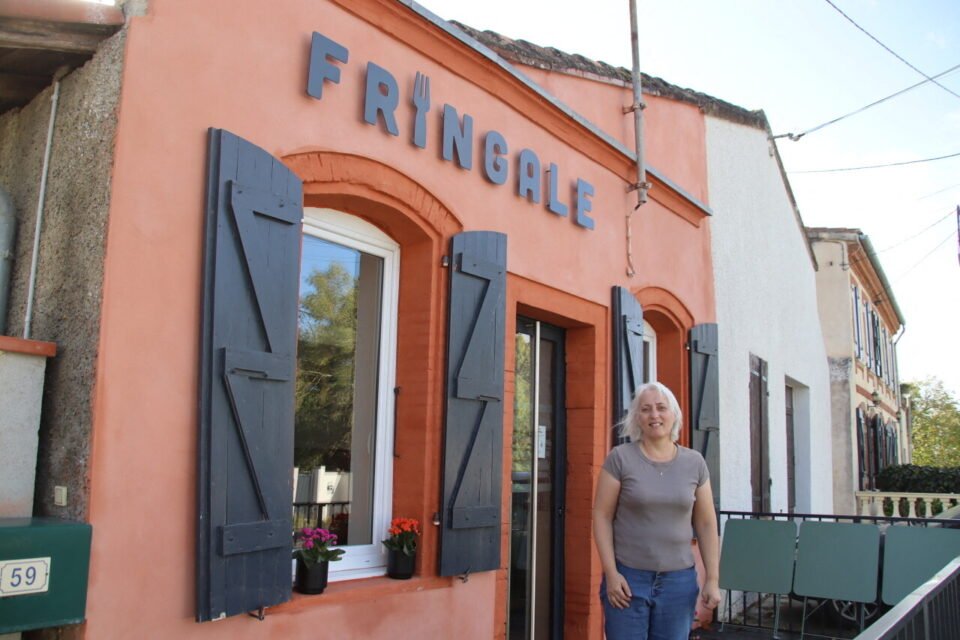 Patricia Sainte Marie debout devant "Fringale".