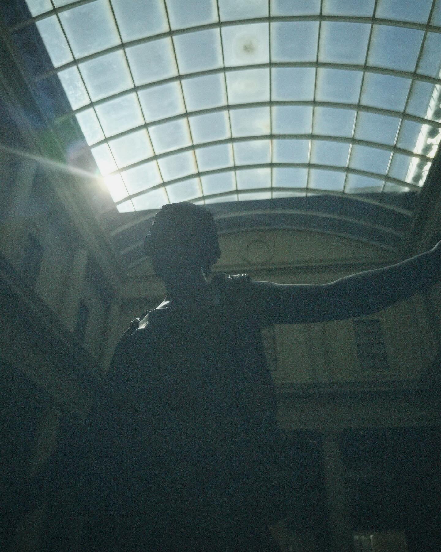 lonely boy spotted on the steps. xoxo, gossip girl