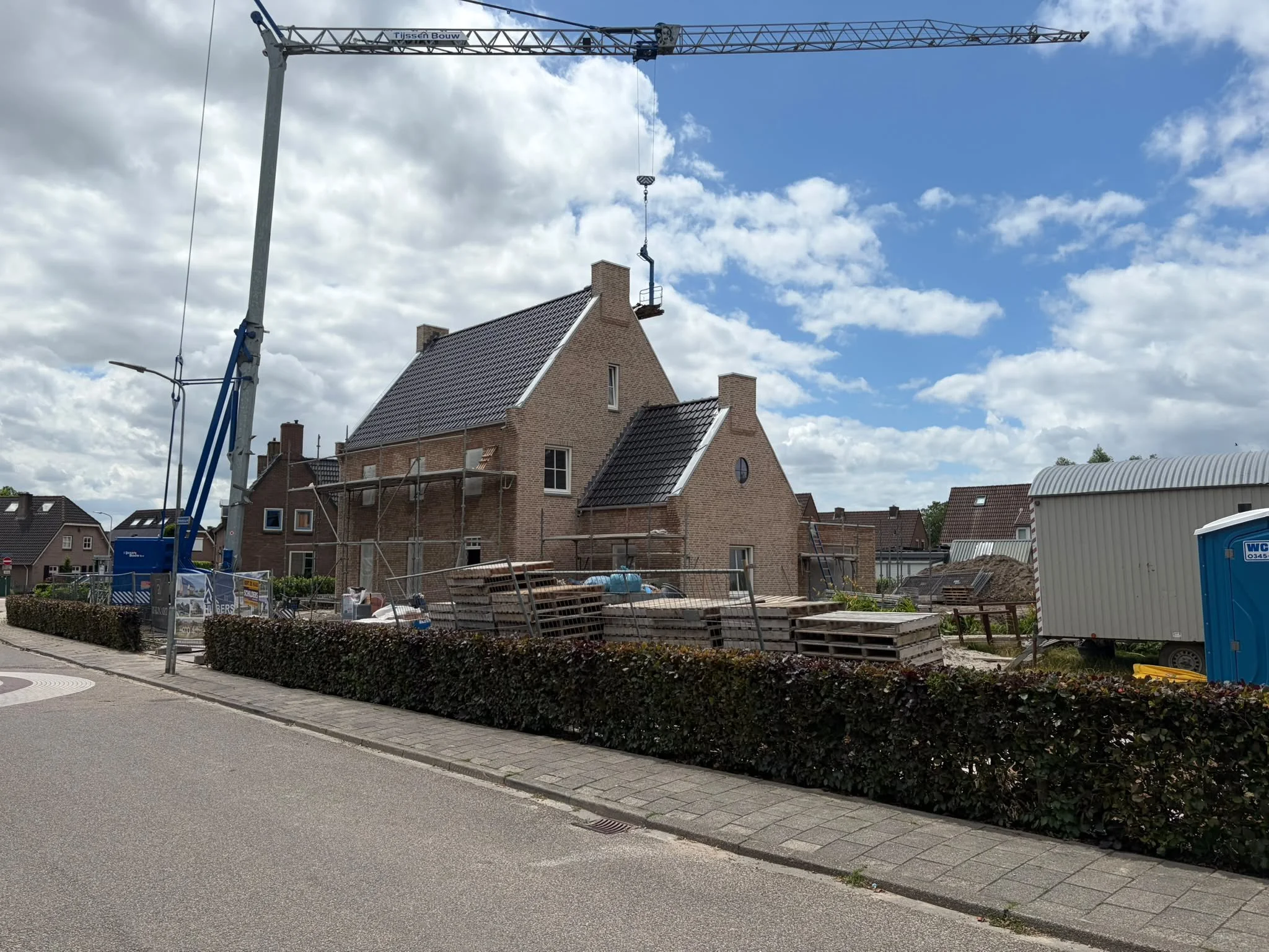 De dakpannen liggen er al op! (week 24)