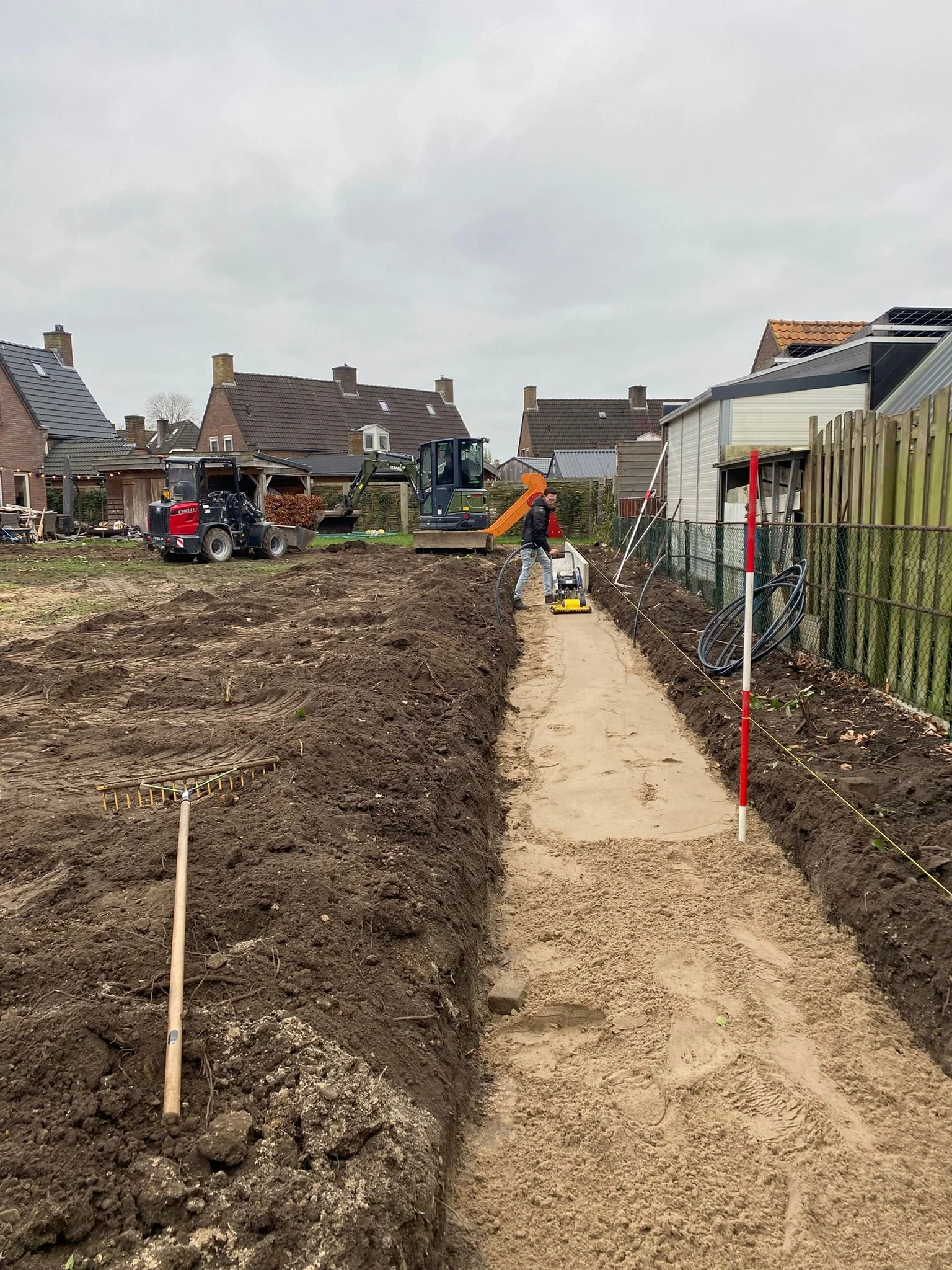 uitgraven grens aan achterkant.jpeg