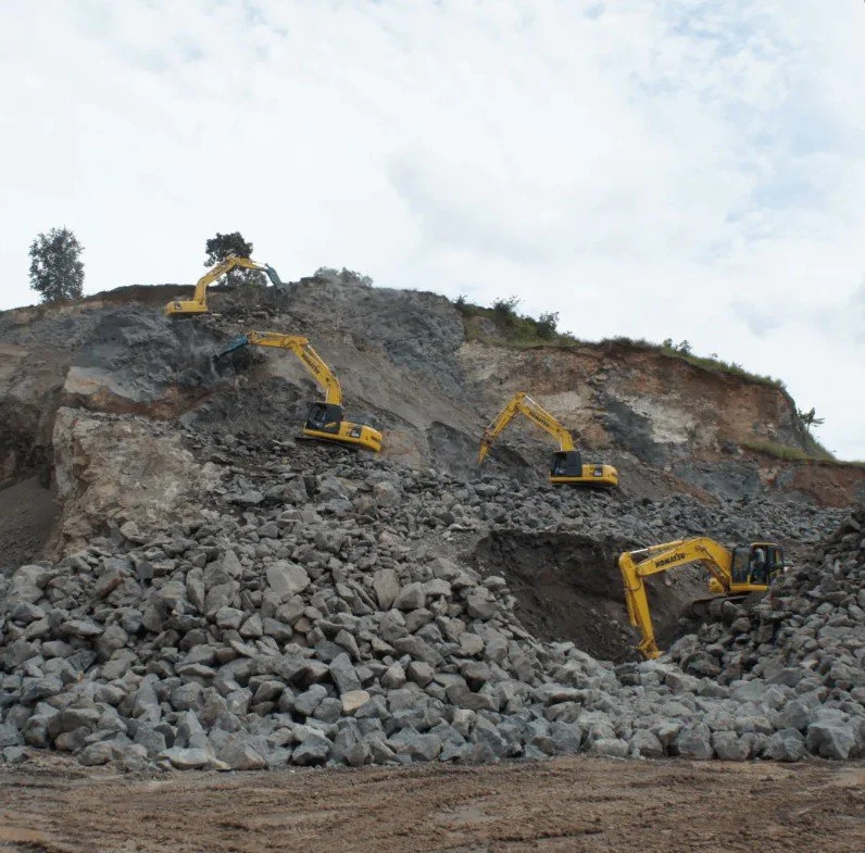 Arriendo de aditamentos hidraulicos para retroexcavadoras - excavadoras para obras de construccion y mineria
