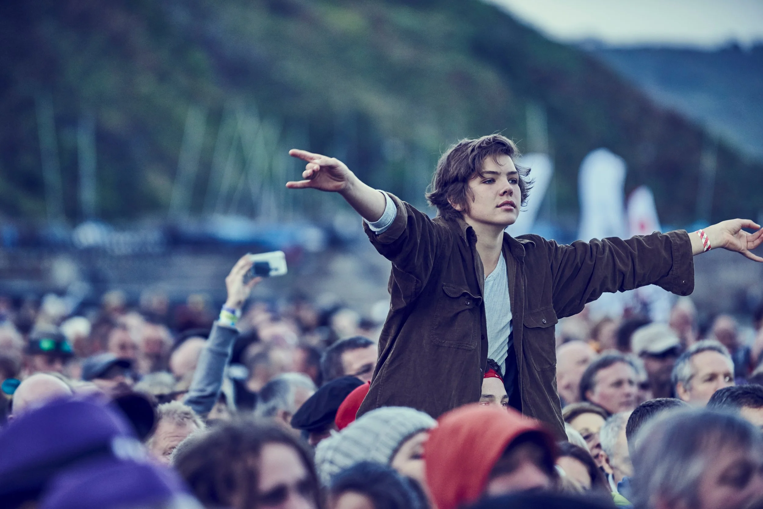 Looe-Music-Festival-2016-CROWD-SHOULDERS-WILL-FAHY-HR.jpg