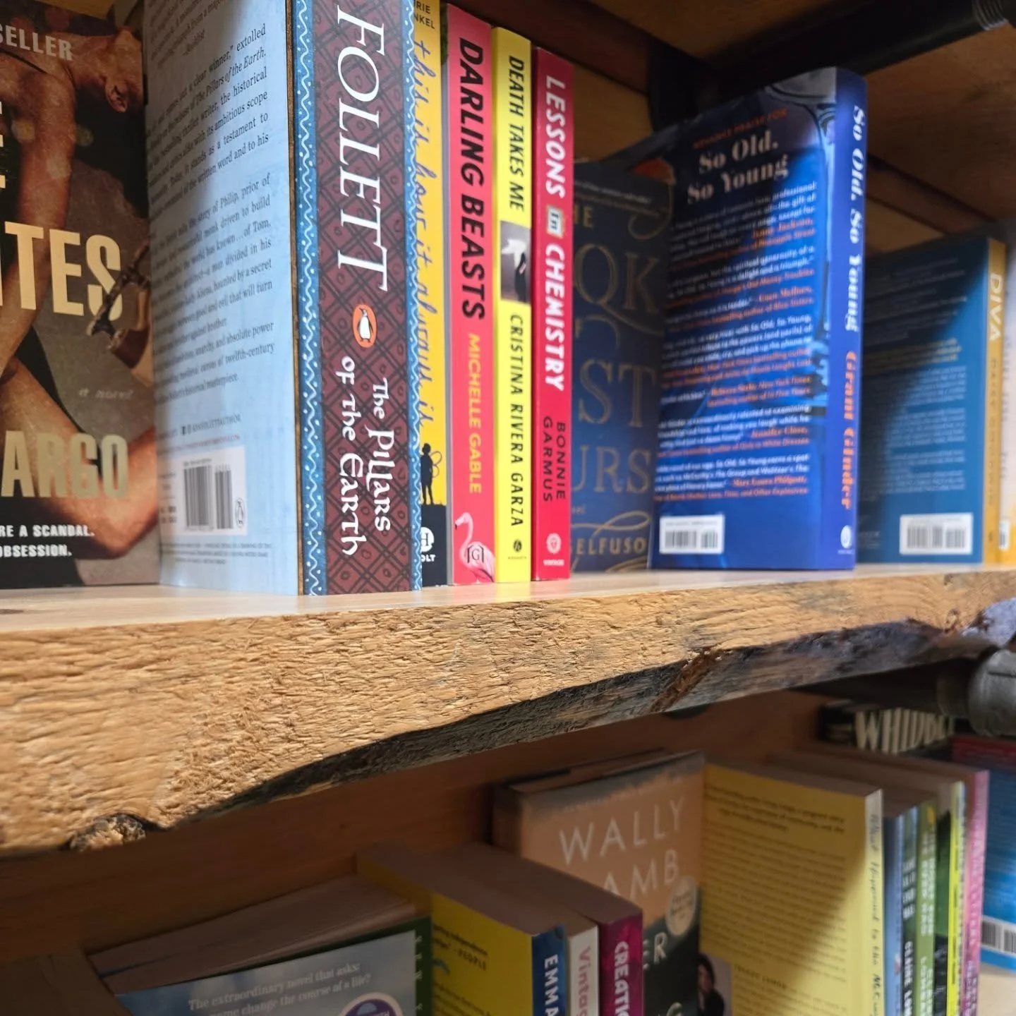 🌧 Rainy days are perfect days for reading. // open till 6pm
