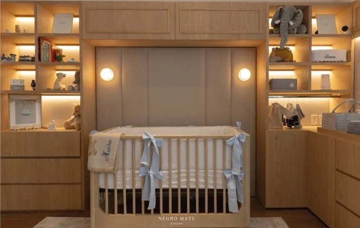 Proyecto Nursery Alamos | 

Transformamos este cuarto en un espacio c&aacute;lido, combinando iluminaci&oacute;n indirecta, papel tapiz, tonos neutros, molduras en carpinter&iacute;a y acentos decorativos en color azul.

📸 @luciabarbierifotos