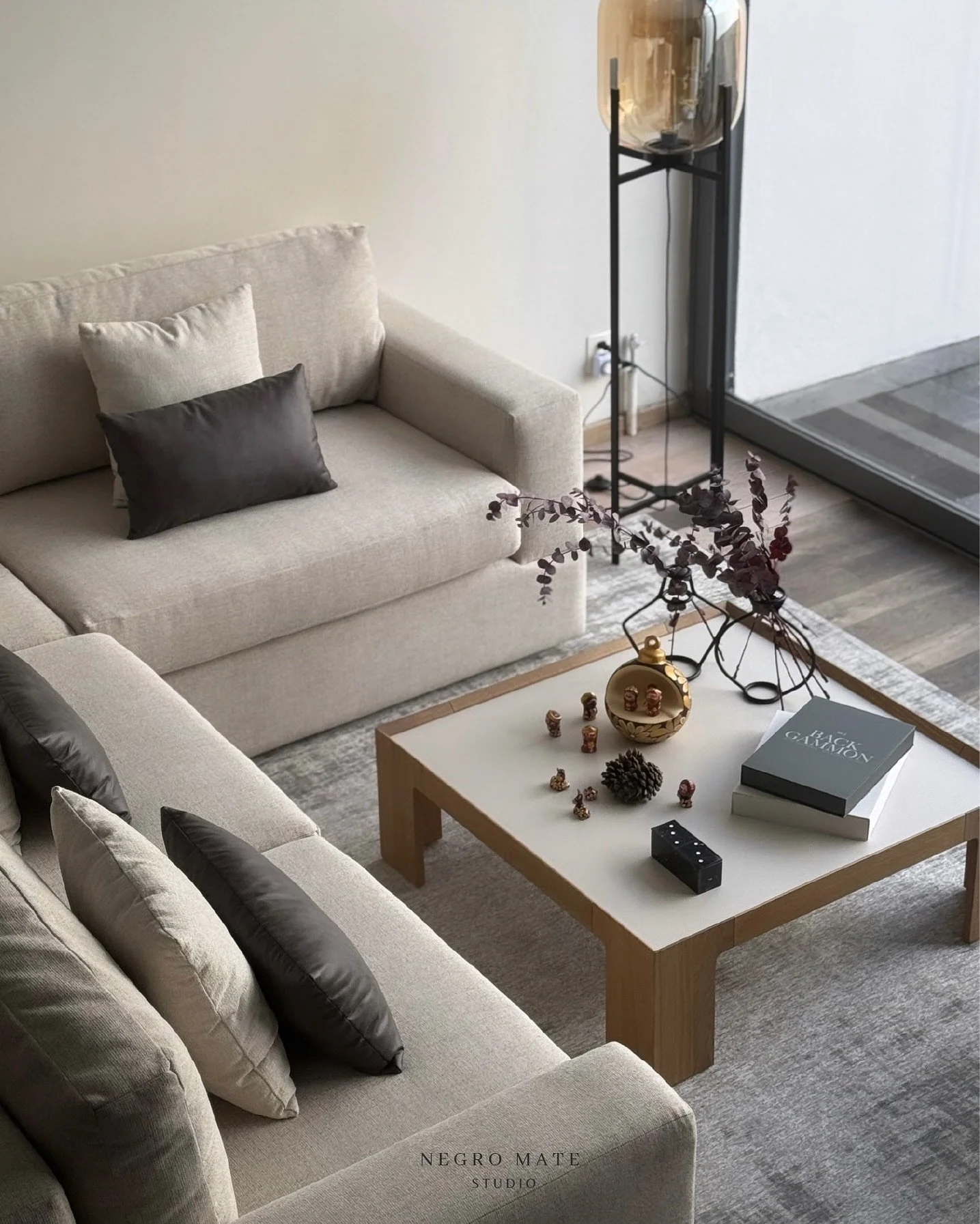 Proyecto Rinconada | Sala a medida ✨ 

Proyecto en el cual se combin&oacute; el estilo japandi con moderno. Utilizamos colores neutros, madera roble y acentos de color en cojines y decoraci&oacute;n. 

#interiordesign #architecture #furniture##modern