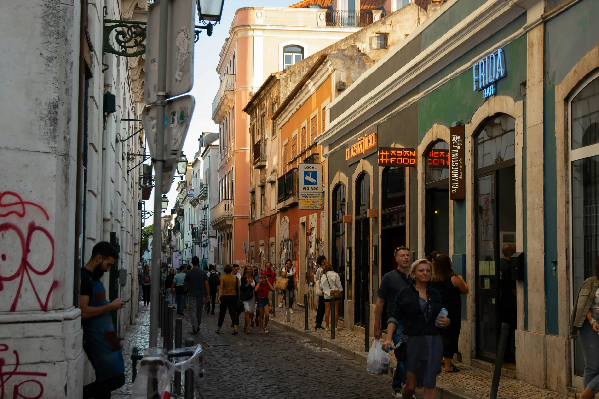 Bairro Alto: o endereço para quem quer estar em Lisboa, não apenas morar