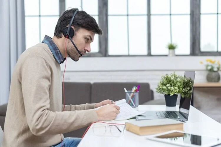Profesional realizando un curso de portugués en su empresa