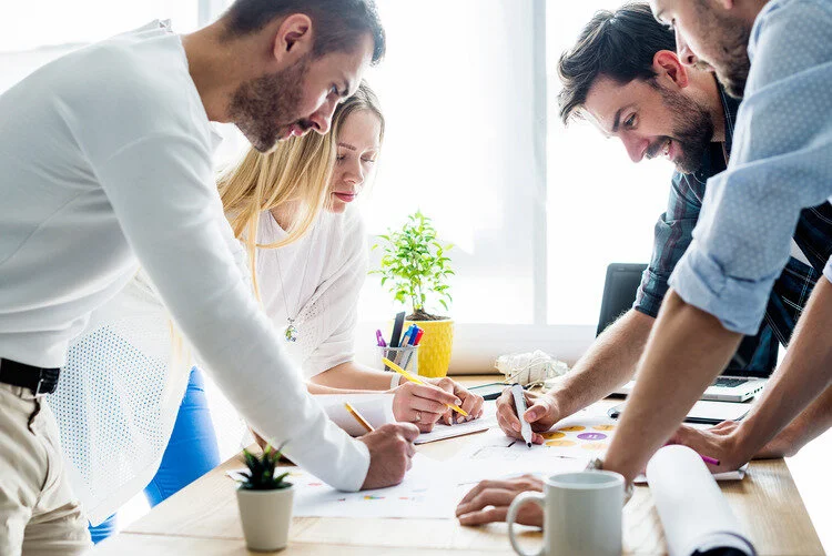Profesionales realizando formación de portugués para empresas
