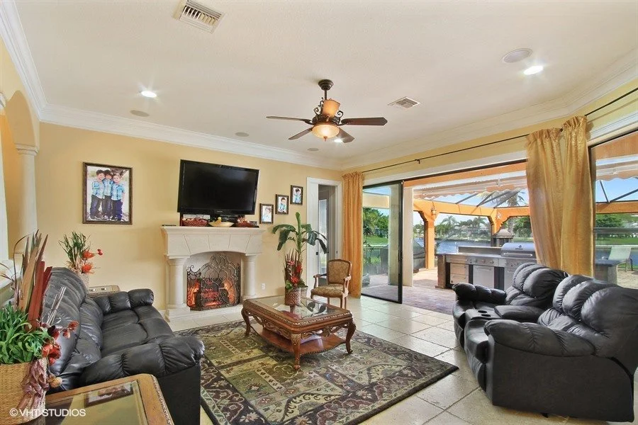 07_1930-SE-21st-Ter_3_Intimate-family-room-near-the-outdoor-kitchen_Web.jpg