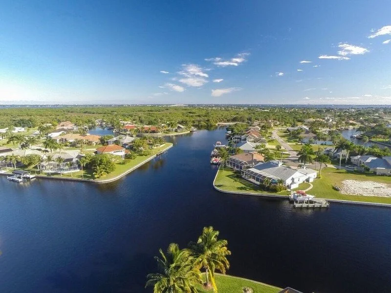23_1930-SE-21st-Ter_900003_View-of-the-Caloosahatchee-River-in-foreground_Web.jpg