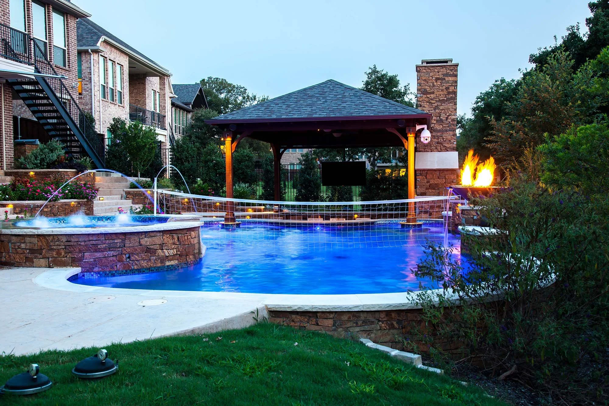 Saltwater vs. Chlorine Pools: Which Is Better for Houston Homes?