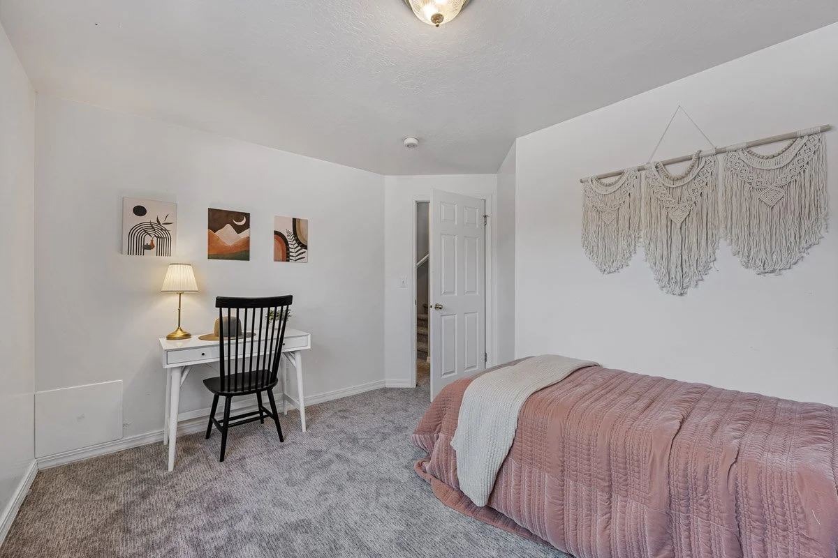 30 - 2565 Woodland Way.jpg