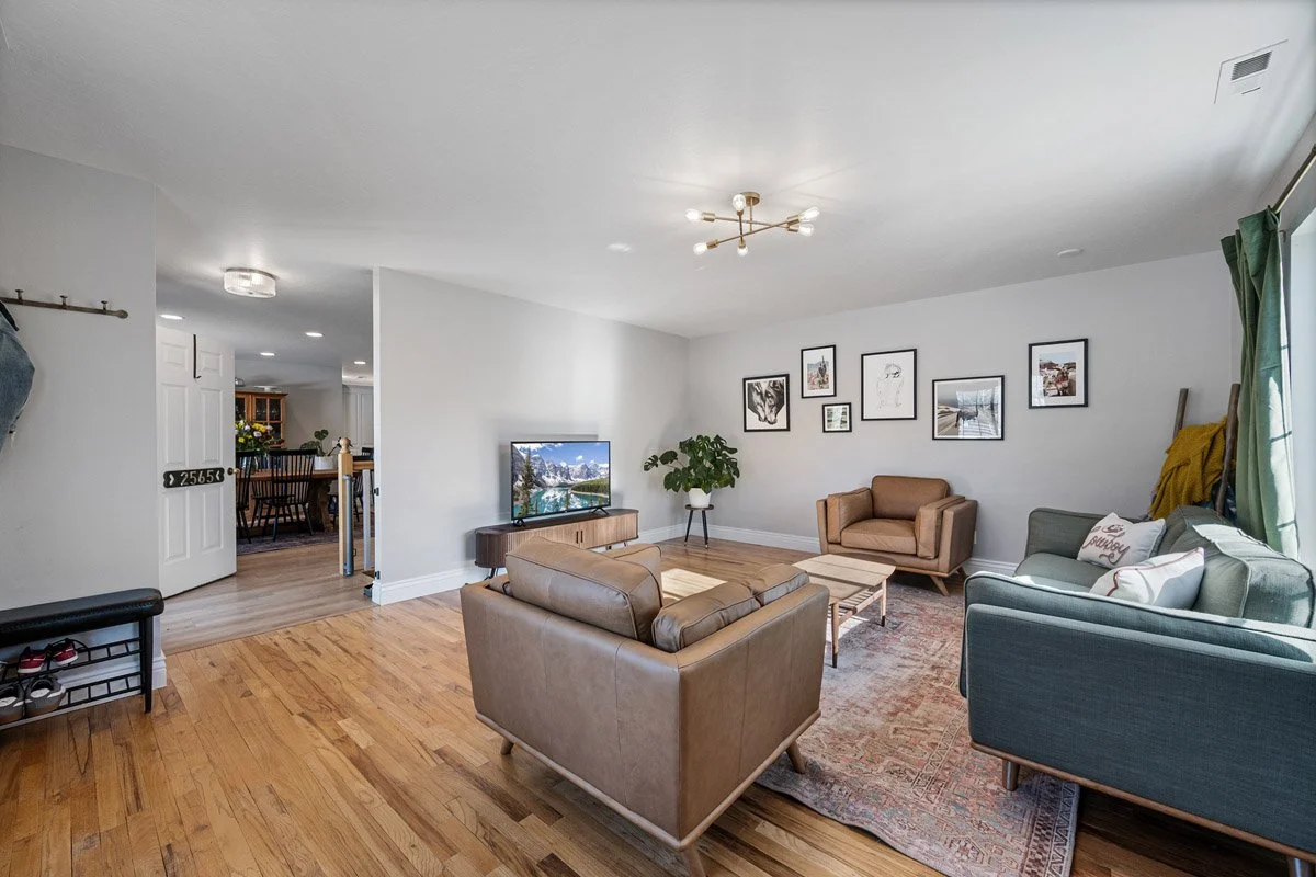 8 - 2565 Woodland Way.jpg