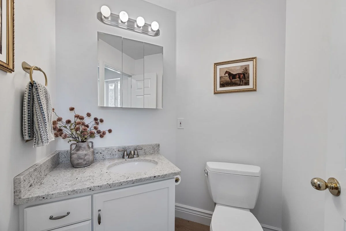 22 - 2565 Woodland Way.jpg