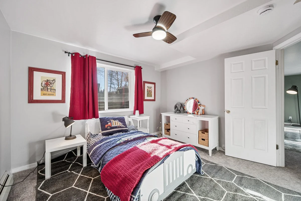 28 - 2565 Woodland Way.jpg