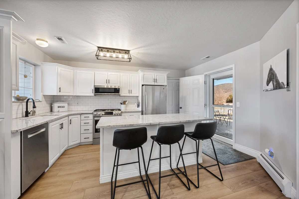 15 - 2565 Woodland Way.jpg