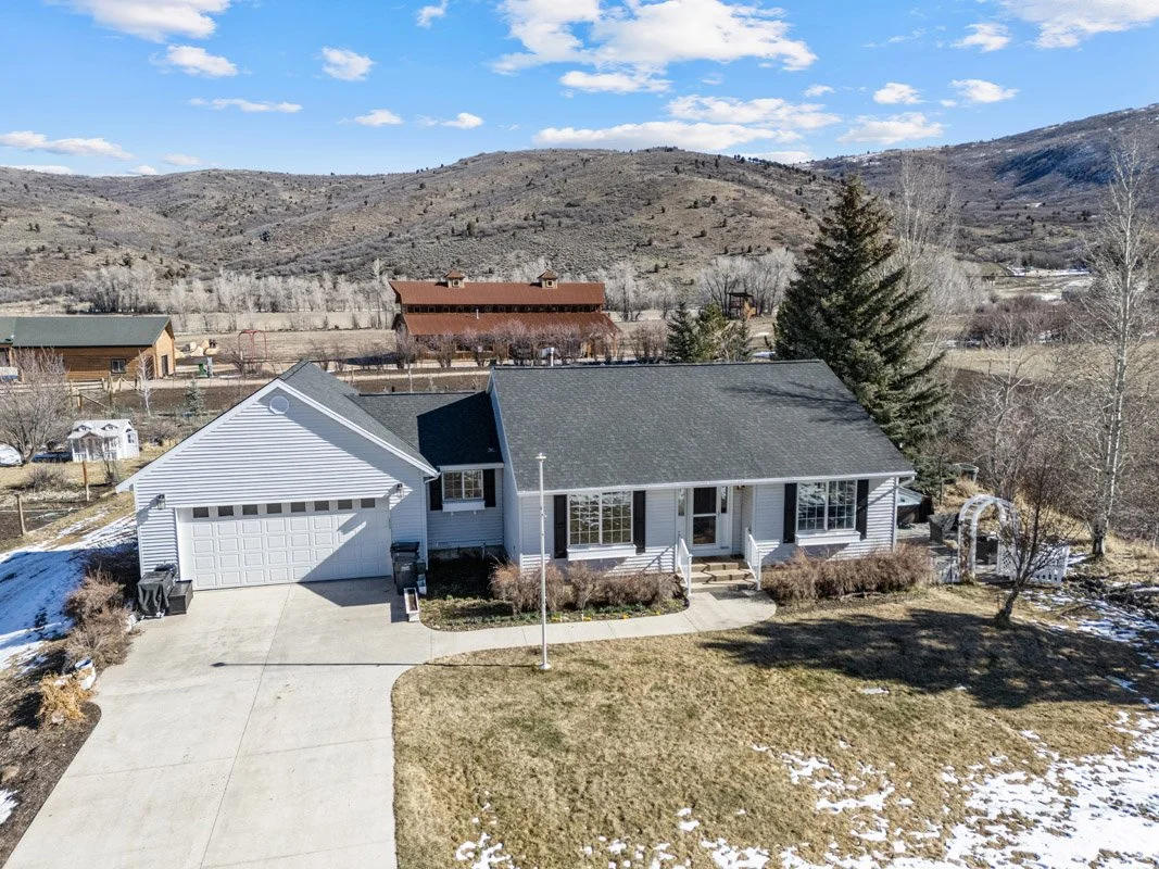 1 - 2565 Woodland Way.jpg