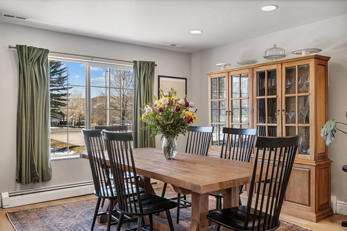 11 - 2565 Woodland Way.jpg