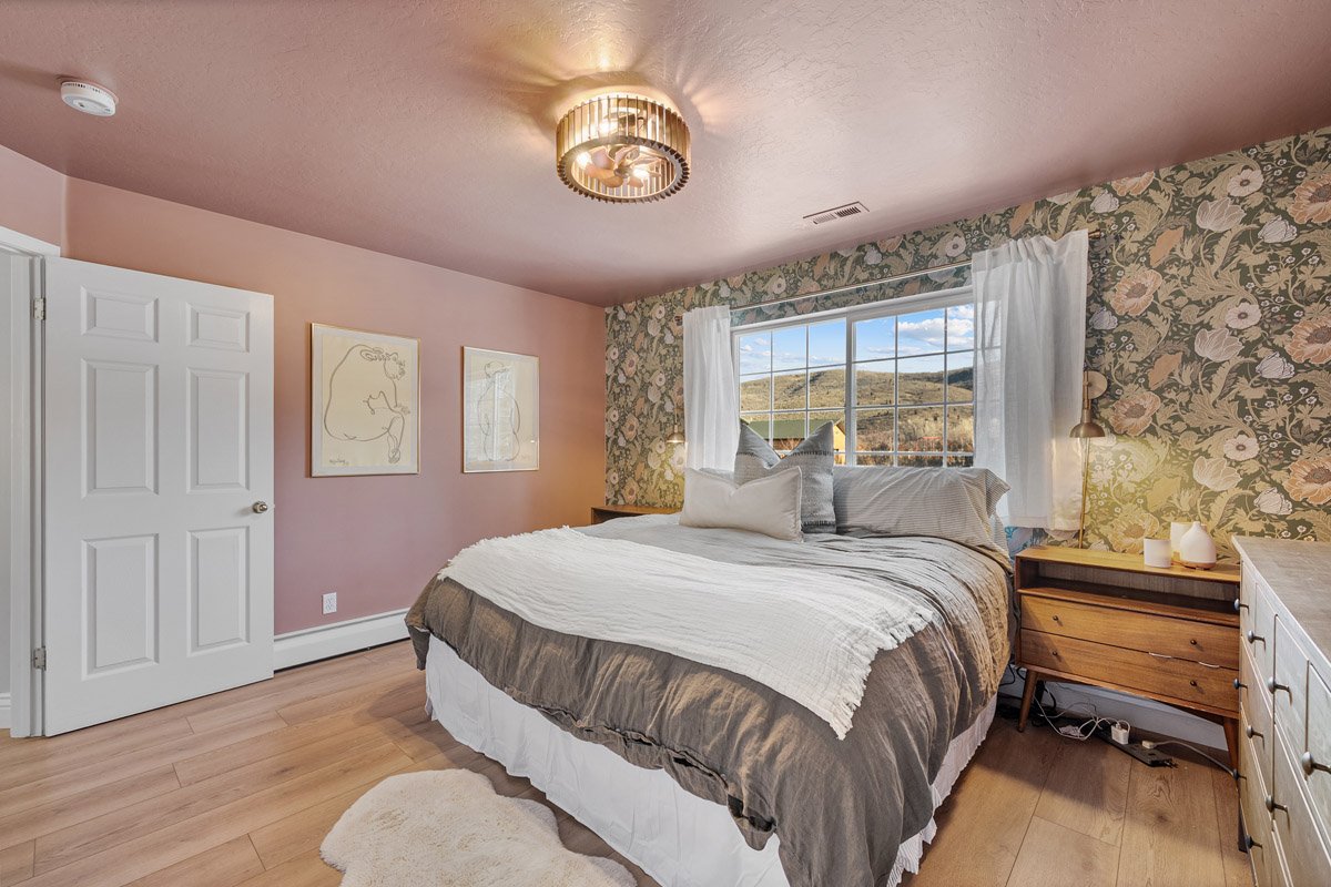 18 - 2565 Woodland Way.jpg