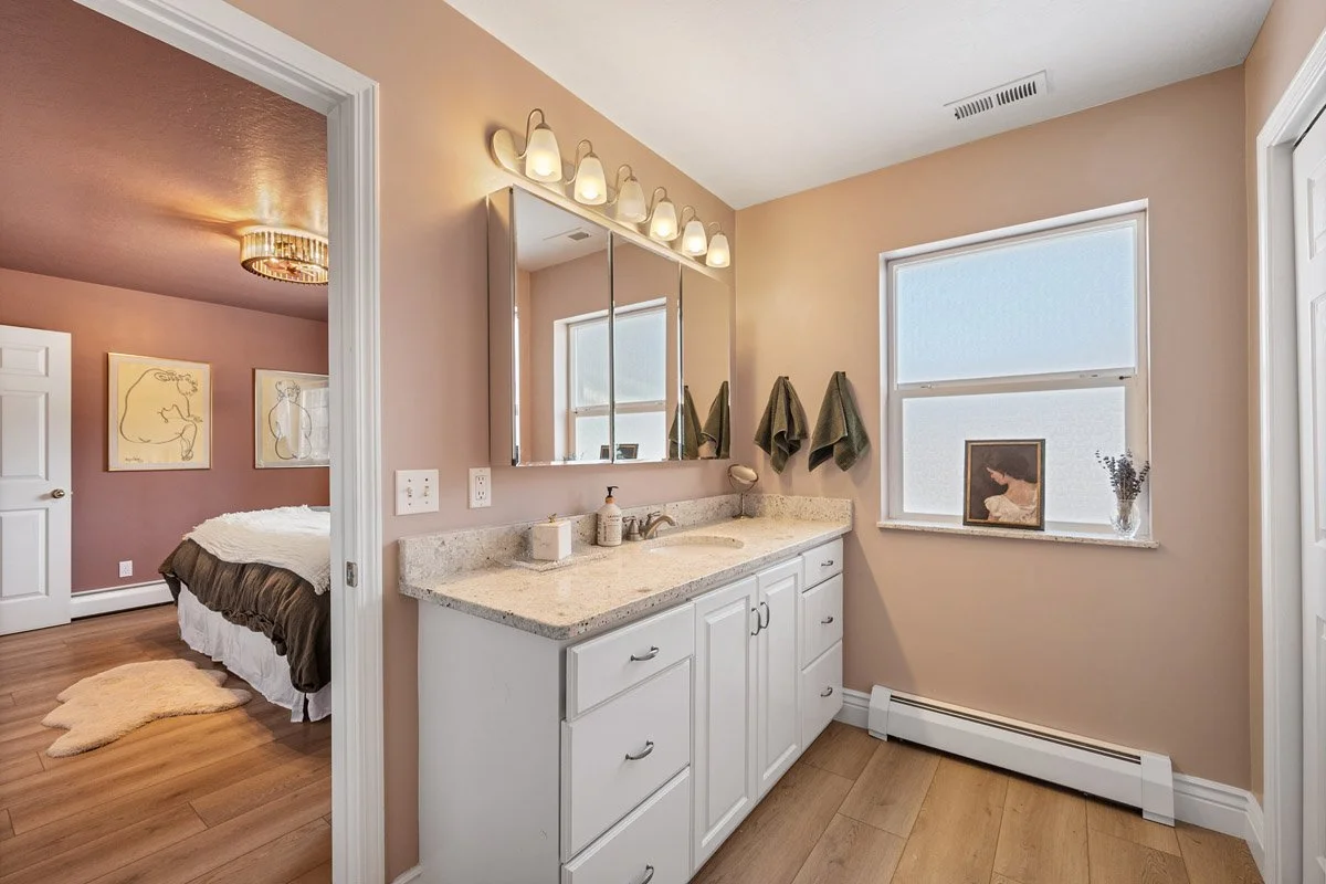 19 - 2565 Woodland Way.jpg