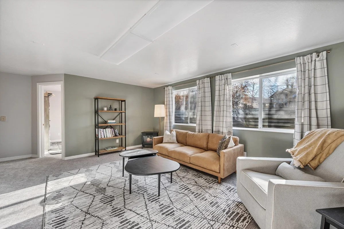 24 - 2565 Woodland Way.jpg