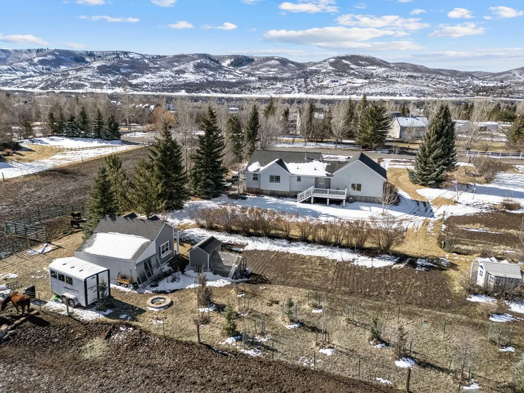 41 - 2565 Woodland Way.jpg