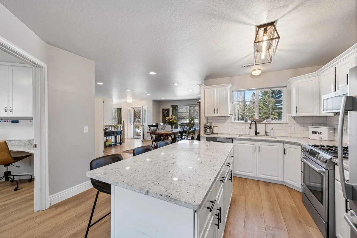 14 - 2565 Woodland Way.jpg