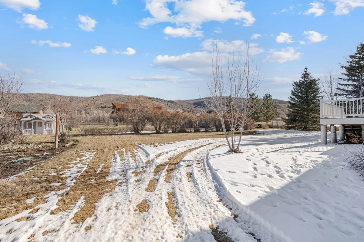 37 - 2565 Woodland Way.jpg