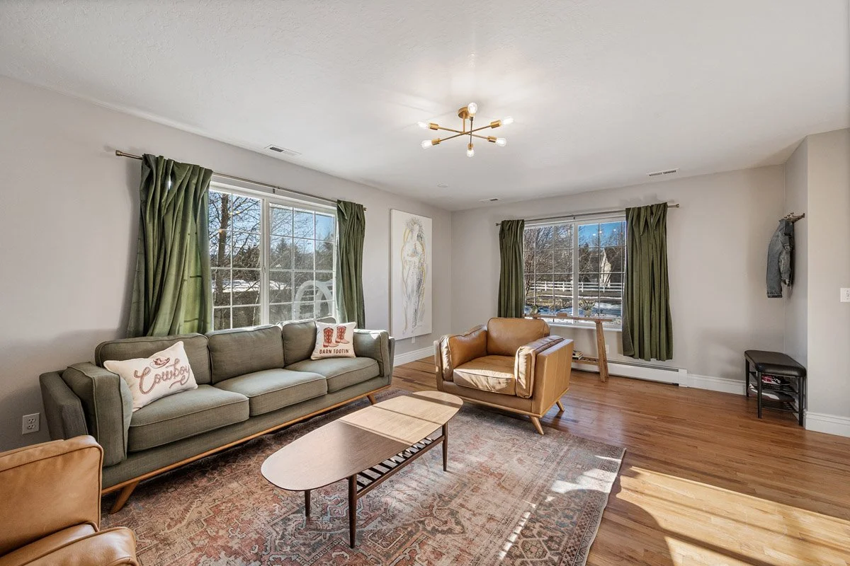 6 - 2565 Woodland Way.jpg