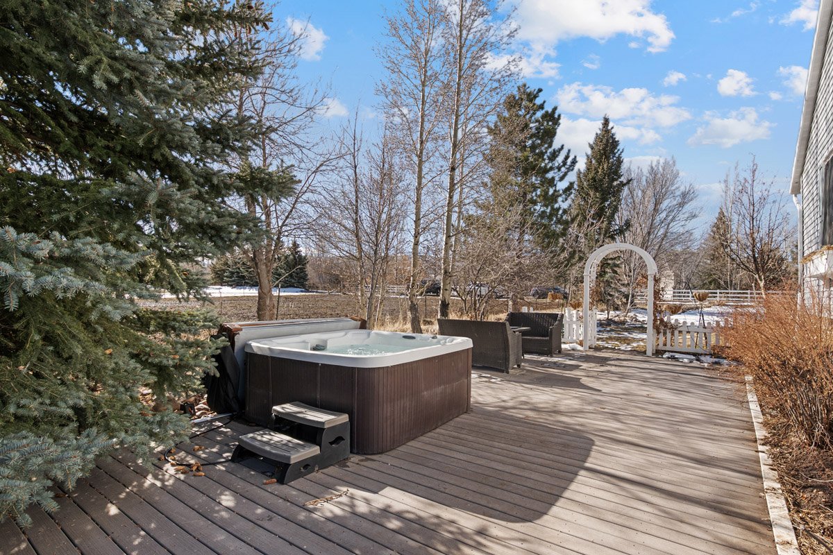 40 - 2565 Woodland Way.jpg