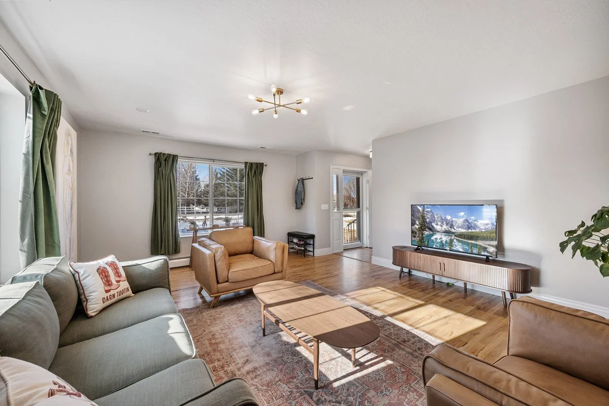 5 - 2565 Woodland Way.jpg