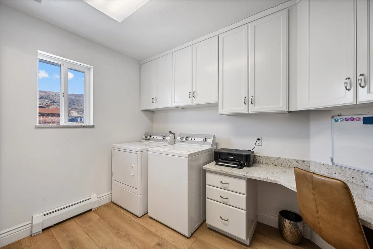 21 - 2565 Woodland Way.jpg