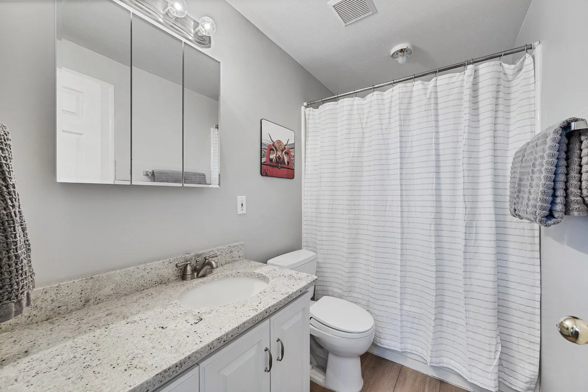 26 - 2565 Woodland Way.jpg