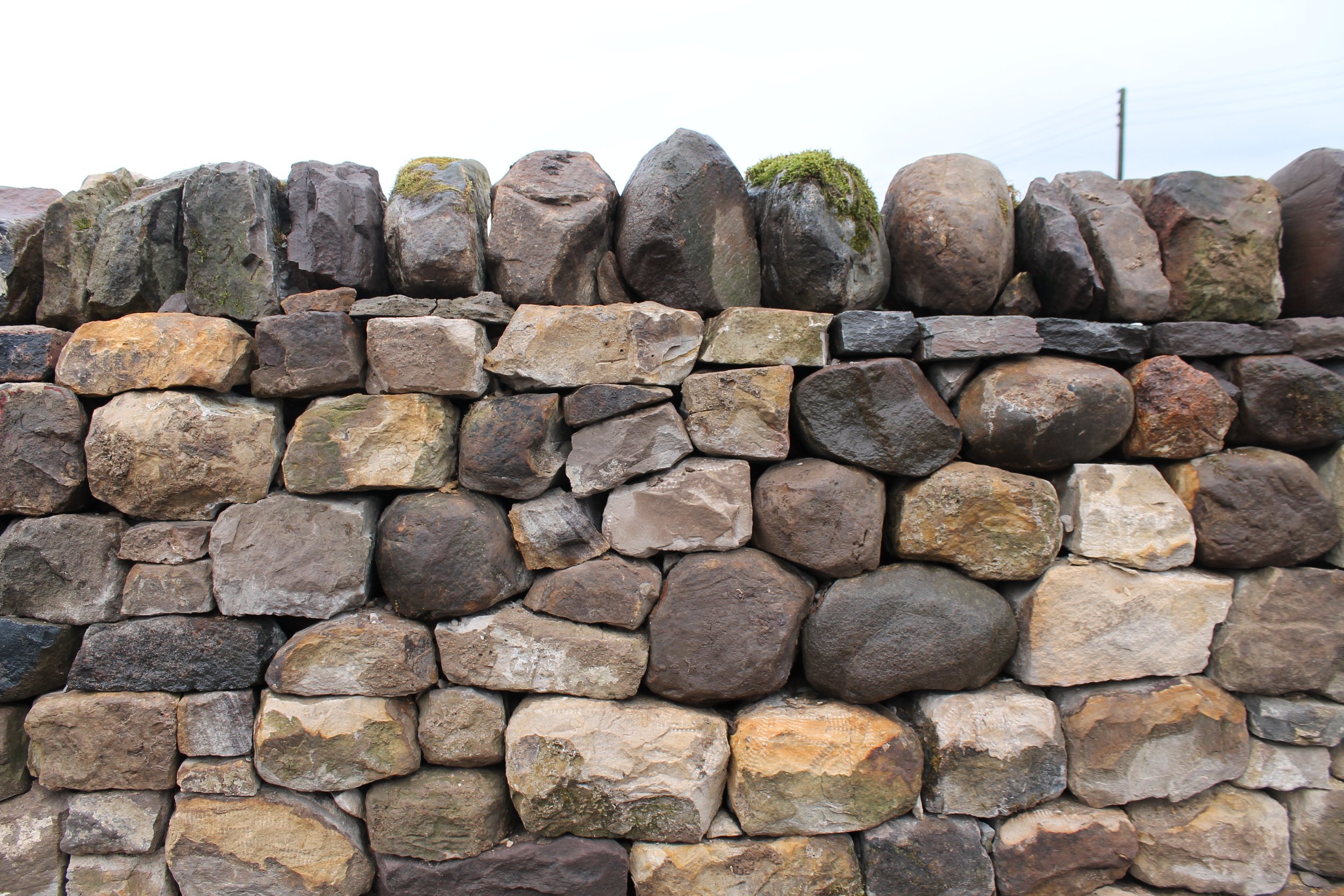 dry-stone-wall-new-build-central-scotland-west-lothian-clos3-up.JPG