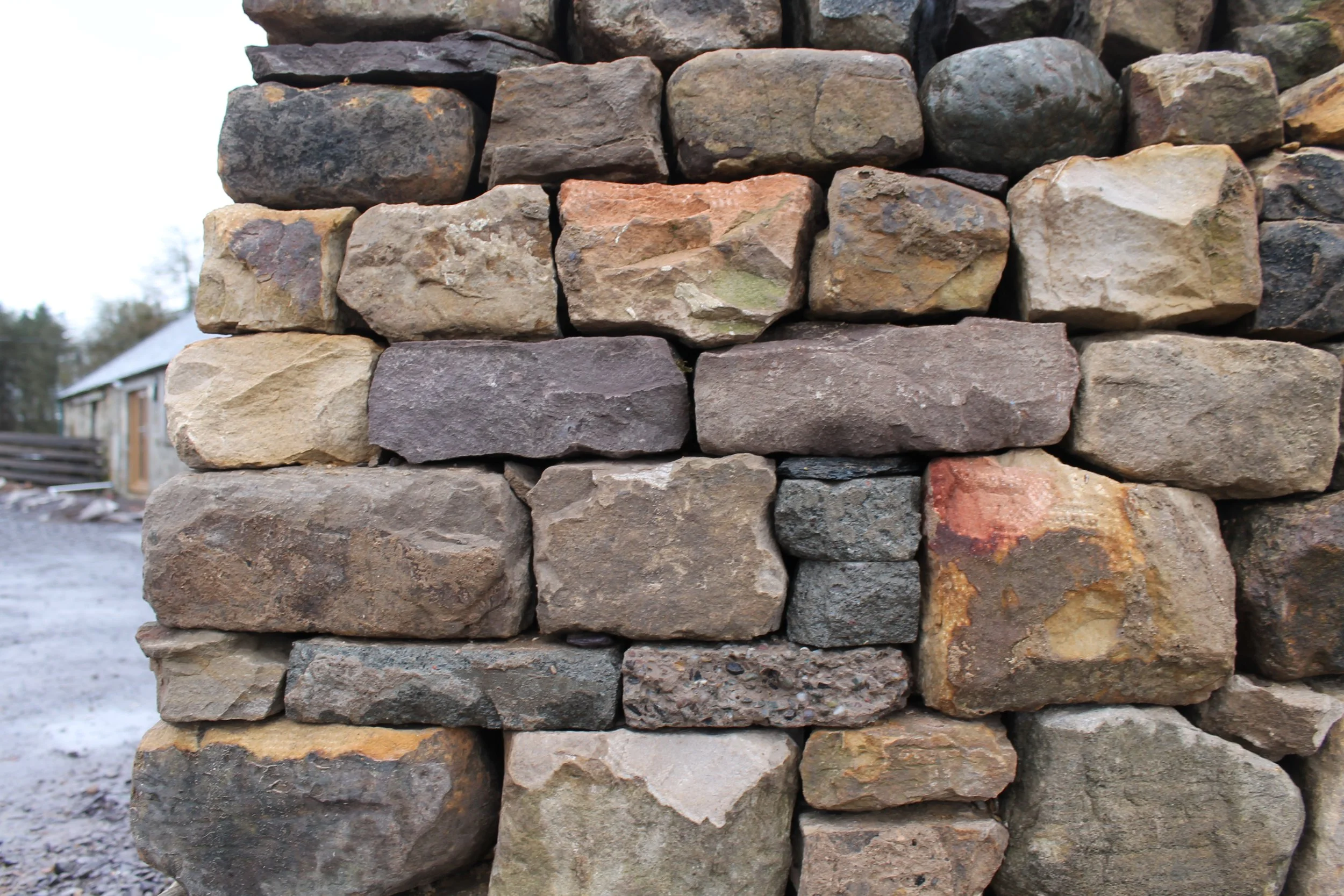 dry-stone-wall-new-build-central-scotland-west-lothian-cheekend-closeup.JPG