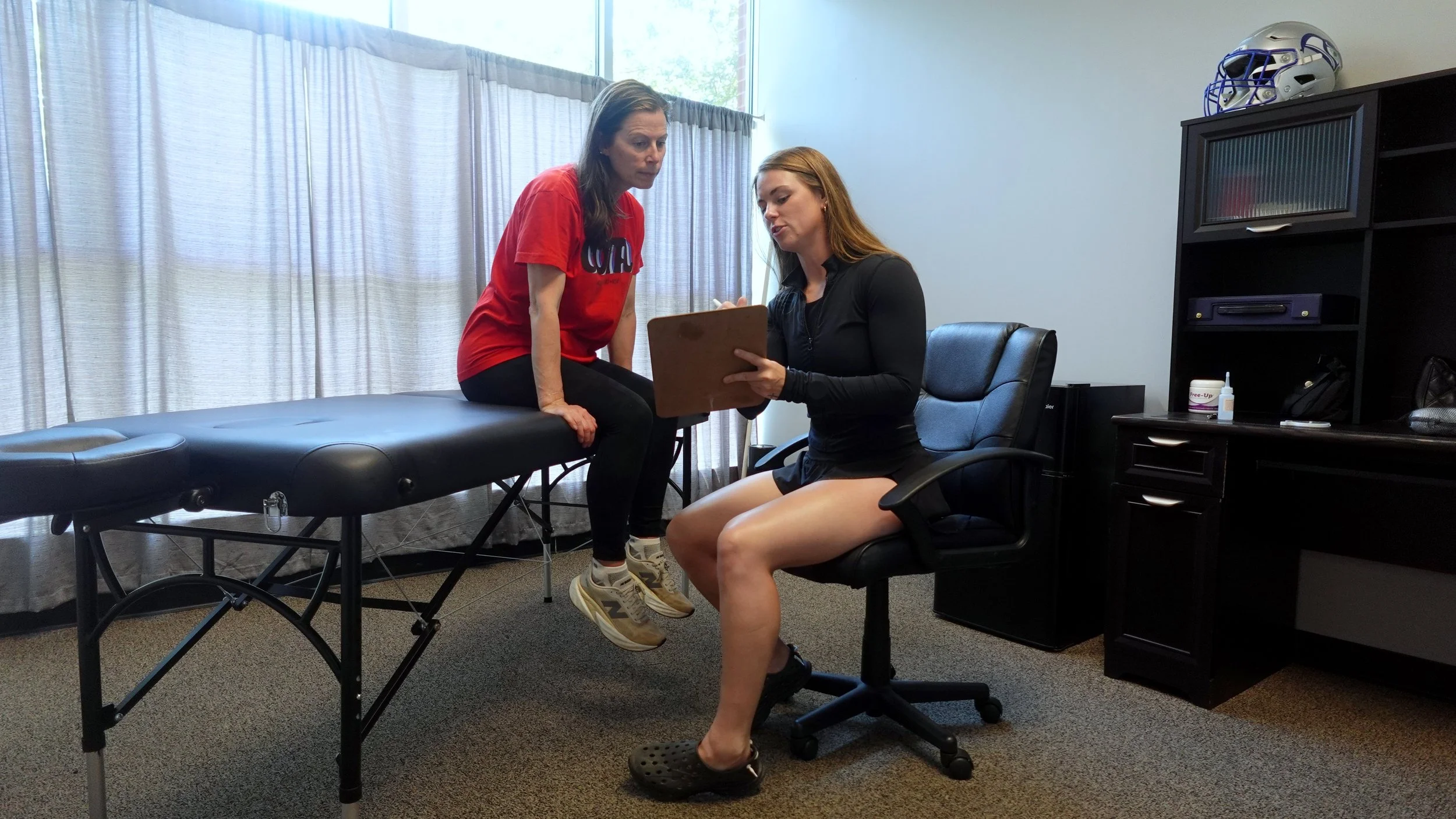 patient and pt talking about rehab plan for return to run