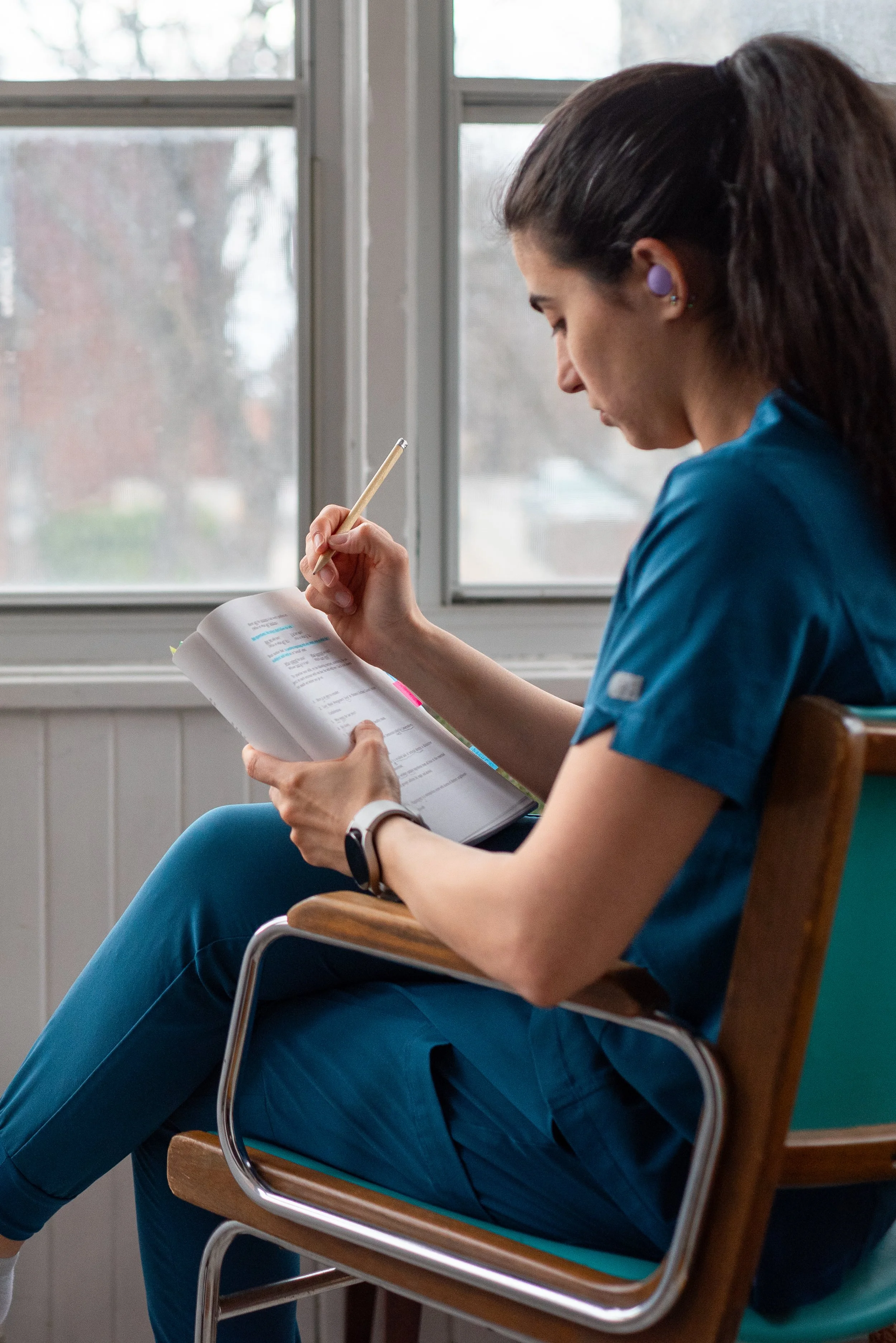 An ICU nurse studies critical care pharmacology notes for the Master Critical Care course by Confident Care Academy.