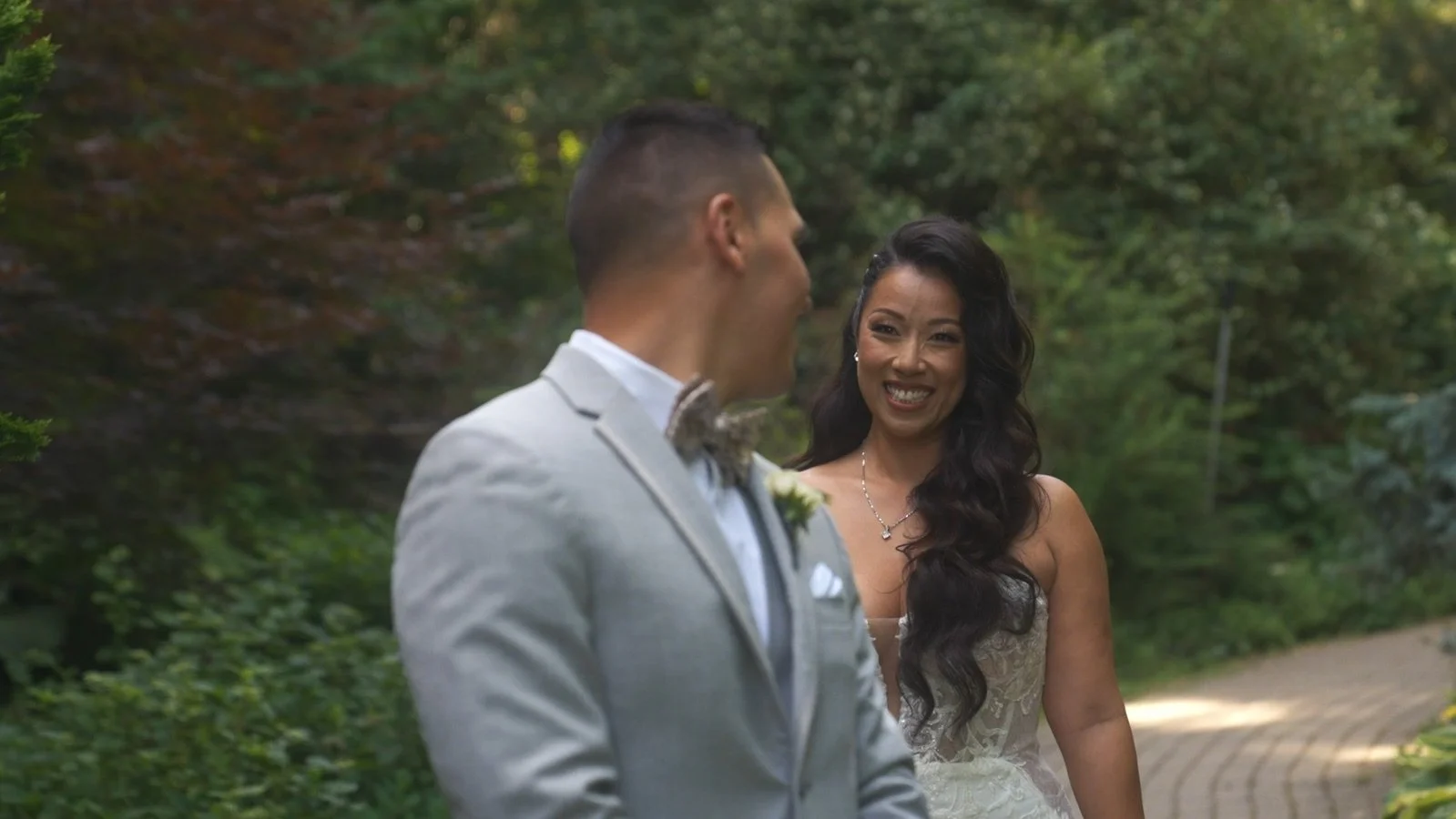 First Look or Aisle Reveal: Choosing Your Wedding Moment