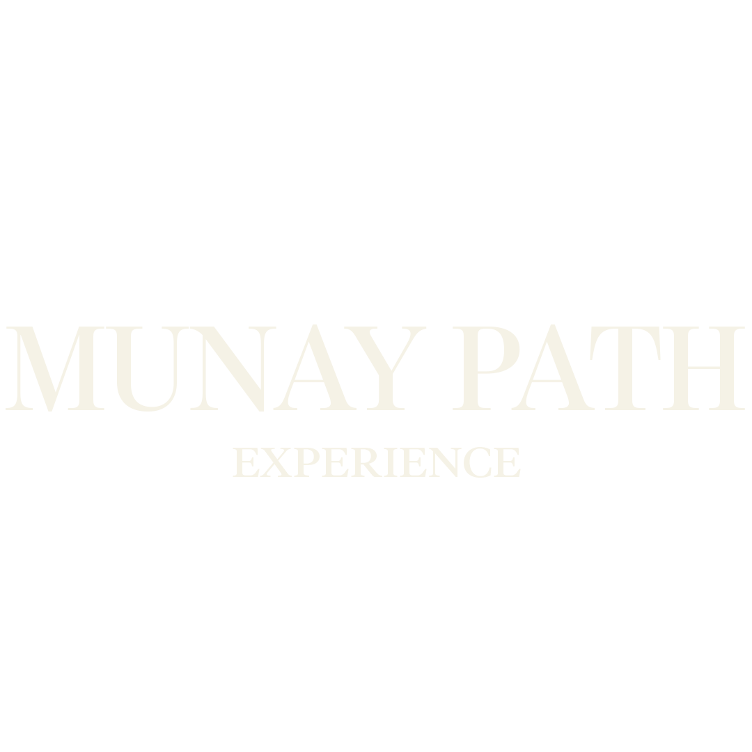 Logo de Munay Path Experience en fondo negro con letras blancas y gris.