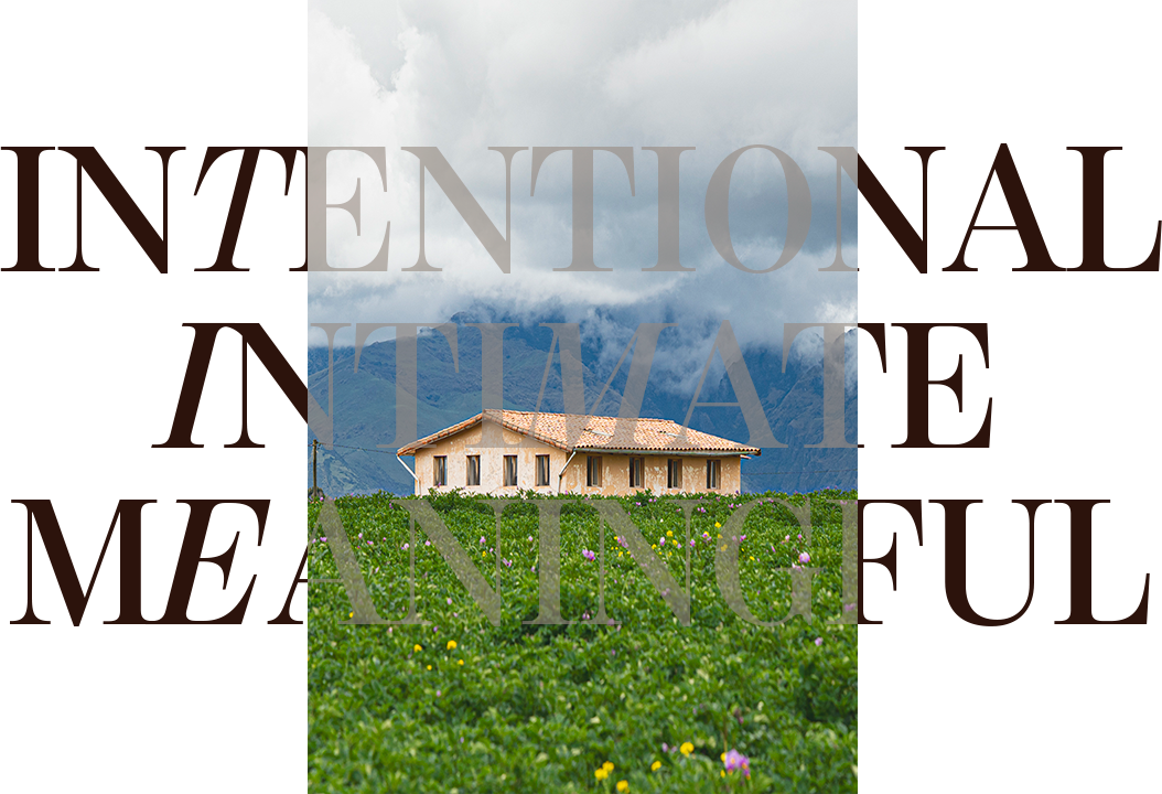 Casa en medio de un campo verde con flores, montañas y cielo nublado al fondo, con texto superpuesto 'Importantísimo mensaje'