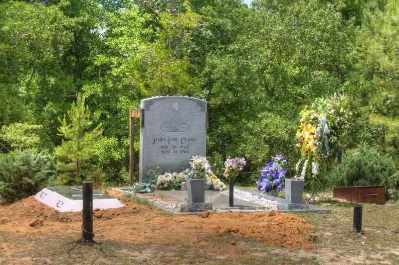 Fieldnote: A Grave at the Edge of the Road