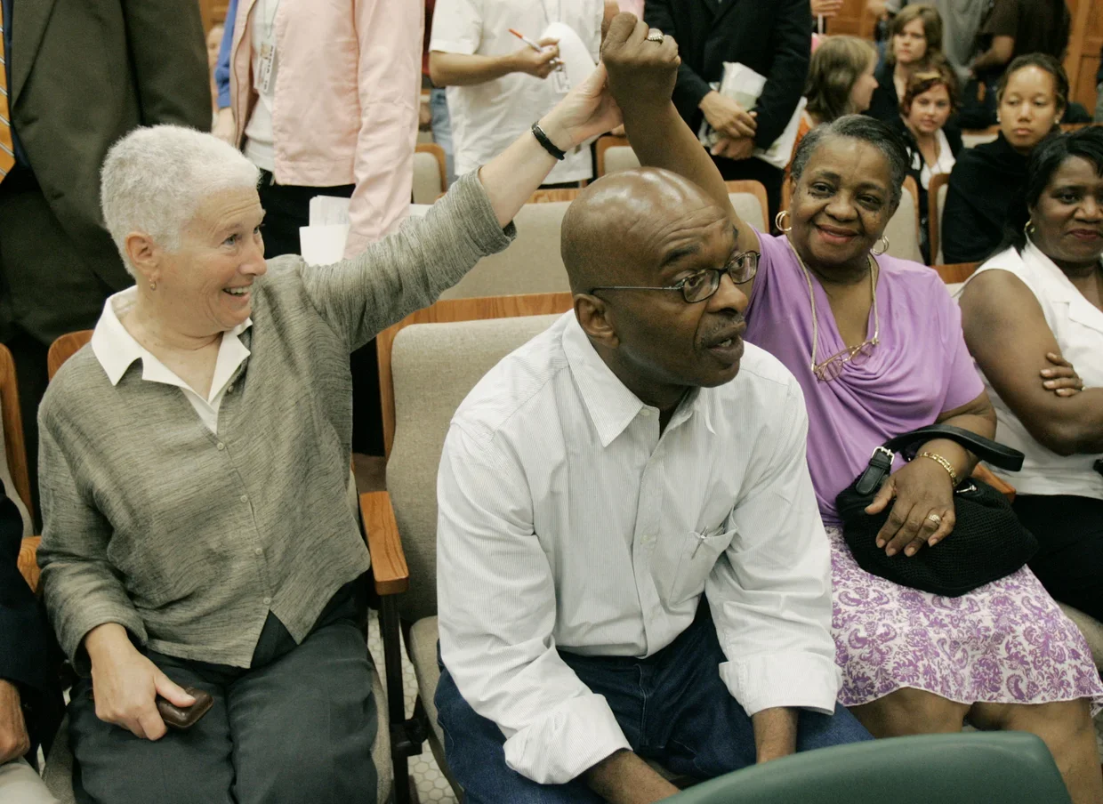 Rita Schwerner Bender, widow of Michael Schwerner (L) greets, Barbara Chaney Dailey, as her brother Ben Chaney, both siblings of James Chaney, leans forward, during a recess in the murder trial of Edgar Ray Killen, June 16, 2005 in Philadelphia, Miss