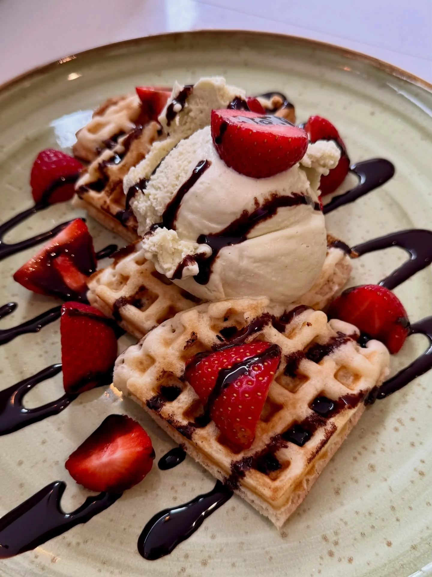 ✨ Sweet moments start here at Sundae Roast ✨

#lakedistrict #bowness #locallymade #sweettreat #icecreamparlour