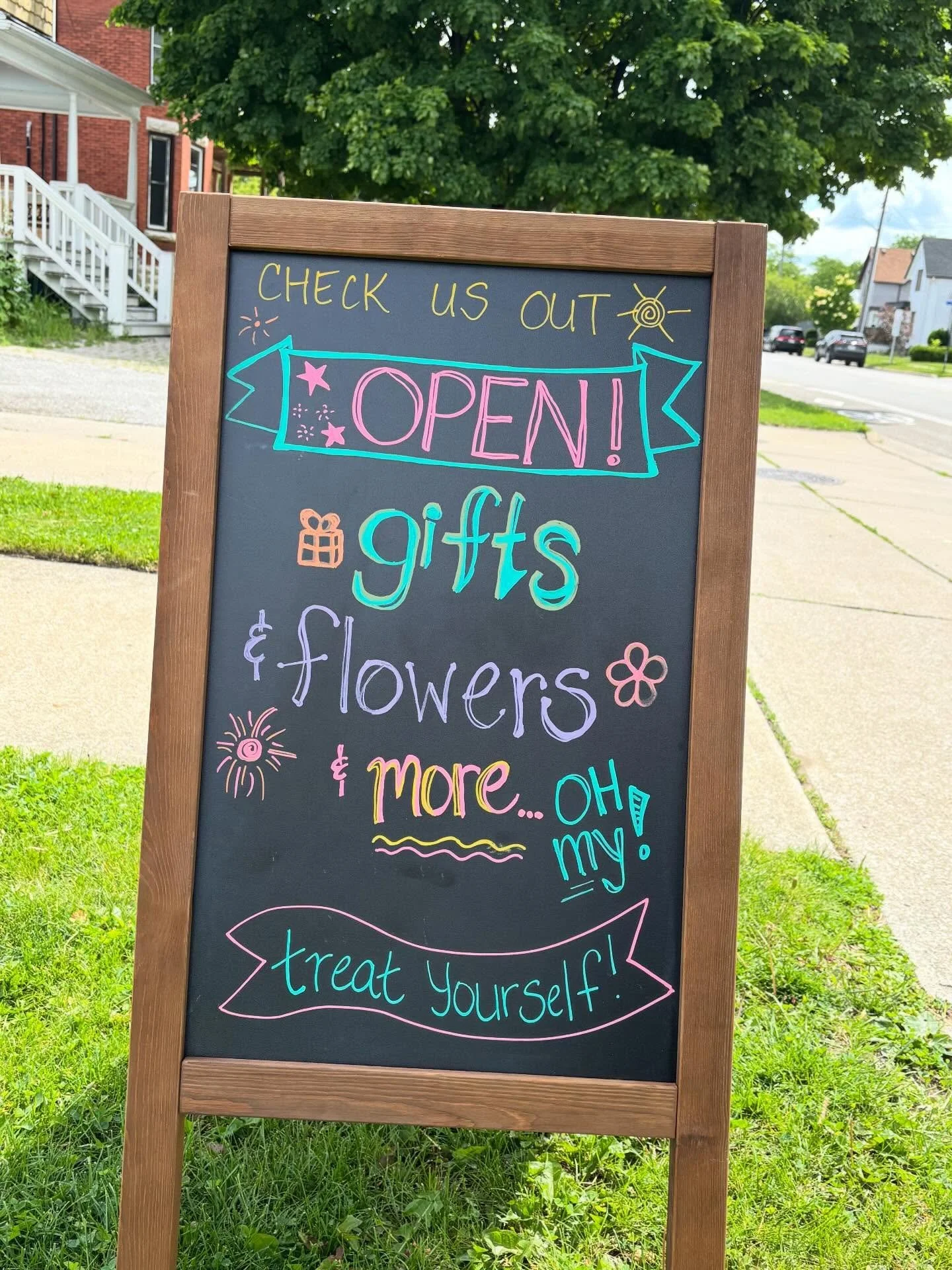 Welcome to Wednesday! We are open 10-5 today. 

Fresh grab &amp; go bouquets from @funnyfarmflowers.corunna 

And check out the biz card holder by @ggclaydesigns 👌🏼