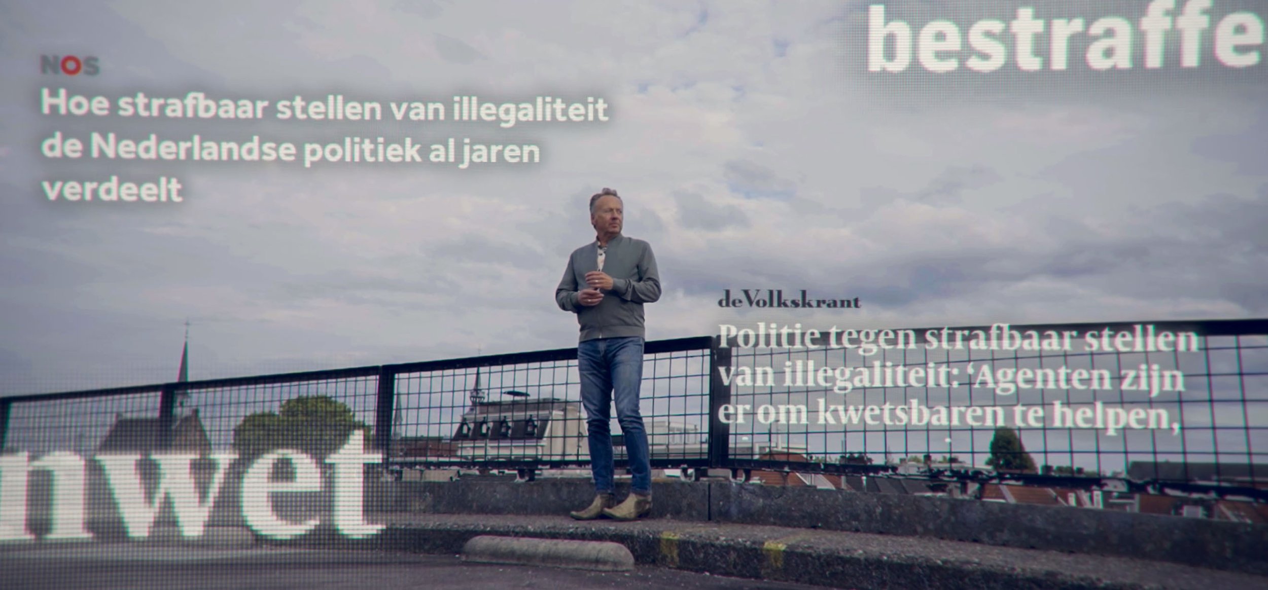 Man staat op een brug met een metalen hek en kijkt naar een hemel met grijze wolken. Op de afbeelding staan teksten in het Nederlands over illegale activiteiten en politie.