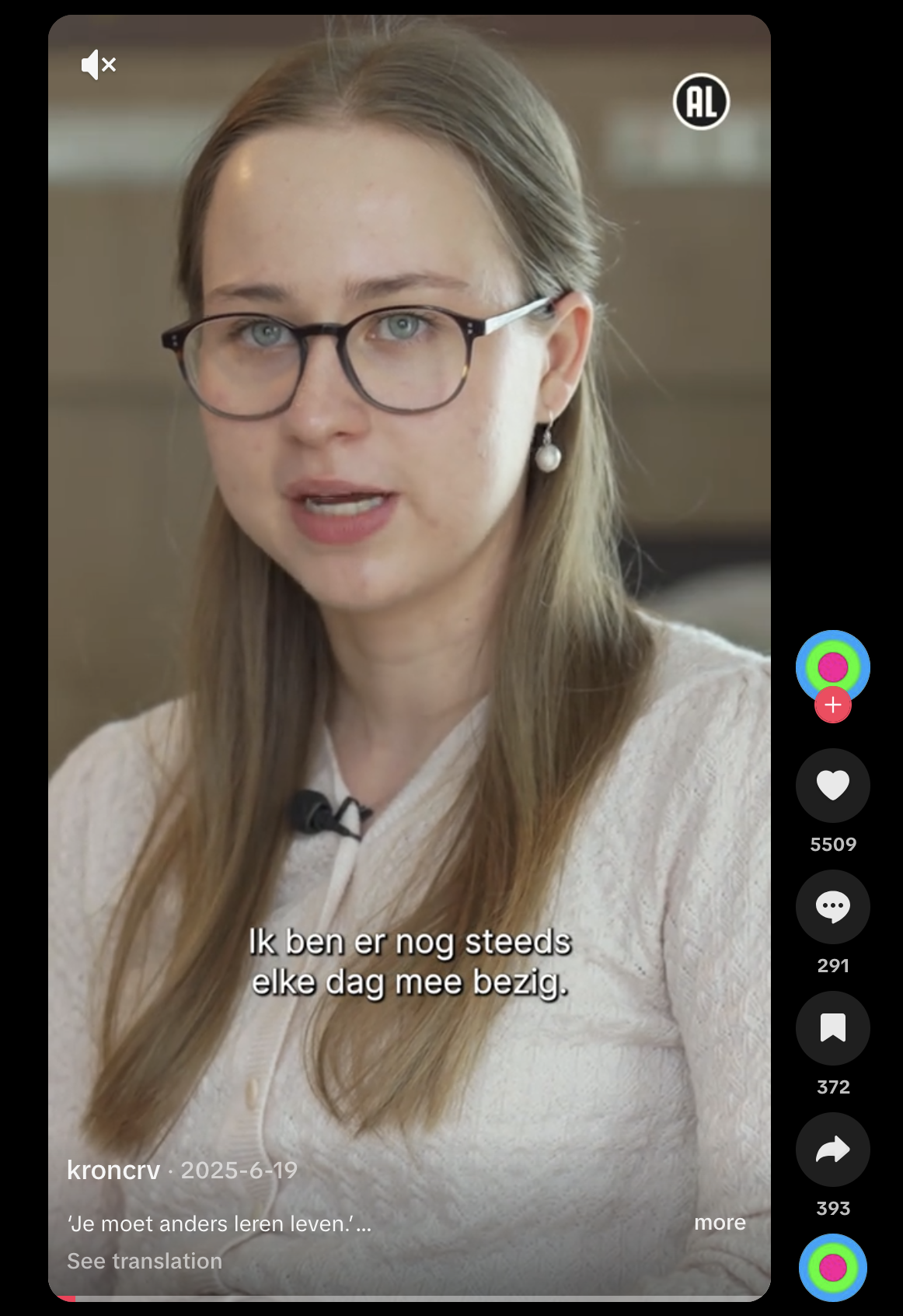 Close-up van een vrouw met bril, lange bruin haar, die spreekt met ondertiteling: "Ik ben er nog steeds elke dag mee bezig."