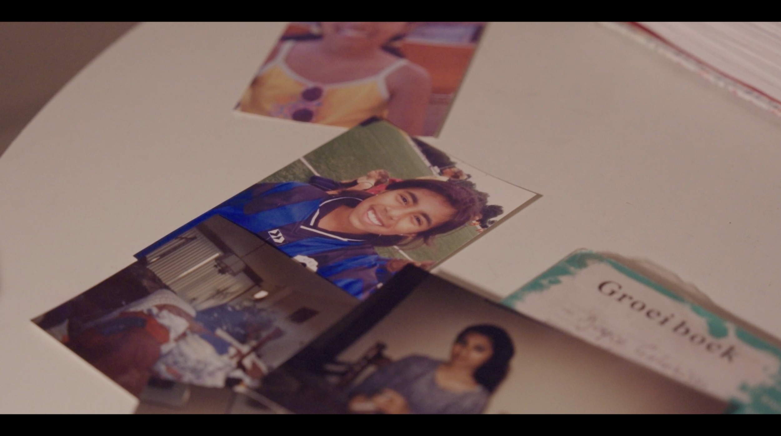 Foto van een collage met drie foto's, waarvan één duidelijk een lachende jonge vrouw met krullend haar in een blauw en zwart sportoutfit, en twee andere kleinere foto's van mensen.